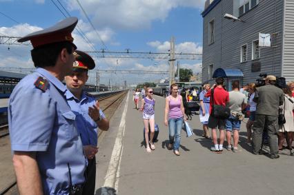 Полицейские на железнодорожном  Ярославском вокзале в Москве. Перрон вокзала. Пассажиры, платформа.