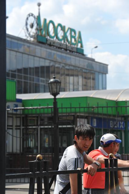 Приезжие в Москву. Пассажиры на железнодорожном  ярославском вокзале в Москве летом. 31 мая 2011 г.