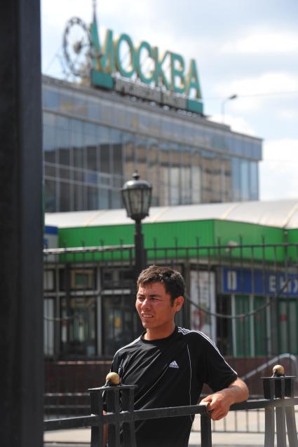 Приезжие в Москву. Пассажиры на железнодорожном  Ярославском вокзале в Москве летом 31 мая 2011 г.