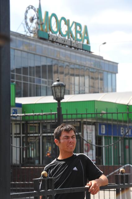 Приезжие в Москву. Пассажиры на железнодорожном  Ярославском вокзале в Москве летом 31 мая 2011 г.