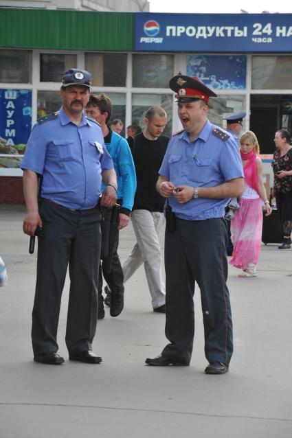 Полицейский зевает. 31 мая 2011 г.