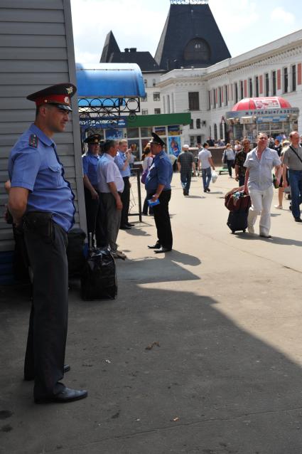 Привокзальная полиция. Пассажиры на железнодорожном  Ярославском вокзале в Москве летом 31 мая 2011 г.