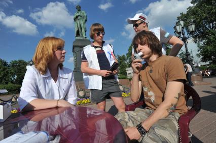 Всемирный день без табака. Акция проверь свои легкие. Молодой человек дует в друбку. Молодежь, подростки. Памятник Пушкину. 31 мая 2011 г.