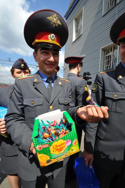 Полиция меняет сигареты на конфеты. 31 мая 2011 г.