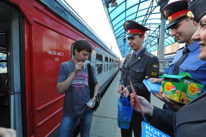 Полиция меняет сигареты на конфеты. 31 мая 2011 г.
