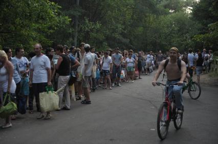 Выходные на пляже в Серебряном бору, Москва, 3 июля 2011 года