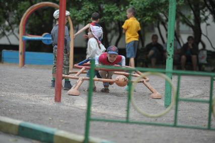 Дети играют на городской детской площадке, московский двор, 3 июня 2011 года.