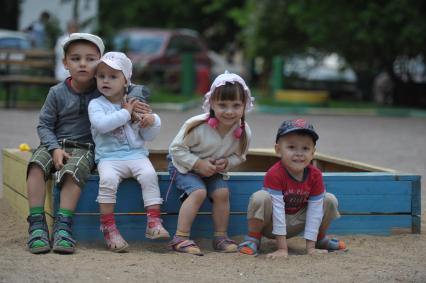 Дети играют на городской детской площадке, московский двор, 3 июня 2011 года.