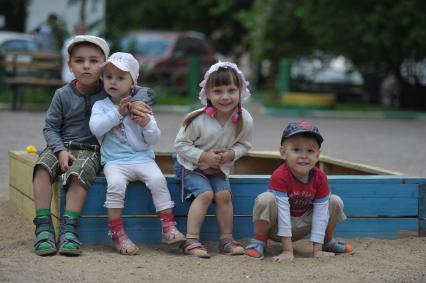 Дети играют на городской детской площадке, московский двор, 3 июня 2011 года.