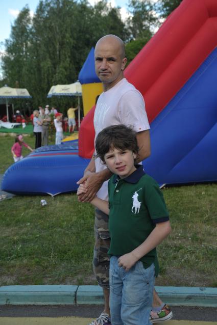 Егор Дружинин и его сын Тихон, Москва, 5 июня 2011 года