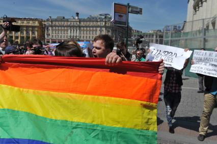 В  Москве на Манежной площади прошел гей - парад. Голубой марш. Флаг радужного цвета. 28 мая 2011г