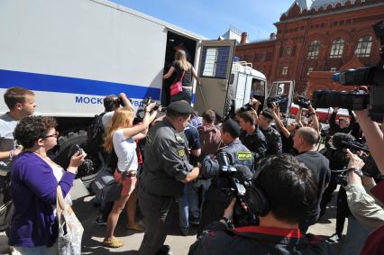 В Москве на Манежной площади прошел гей - парад. Голубой марш. 28 мая 2011г