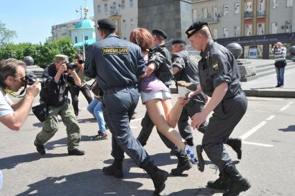 В  Москве на Манежной площади прошел гей - парад. Голубой марш.  28 мая 2011г