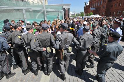 В  Москве на Манежной площади прошел гей - парад. Голубой марш.  28 мая 2011г