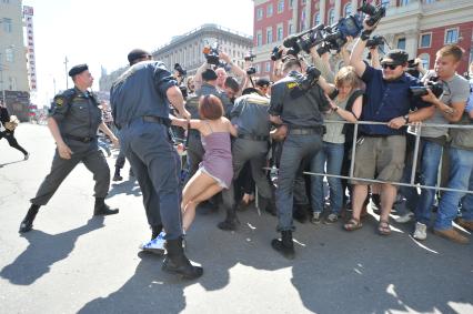 В  Москве на Манежной площади прошел гей - парад. Голубой марш.  28 мая 2011г