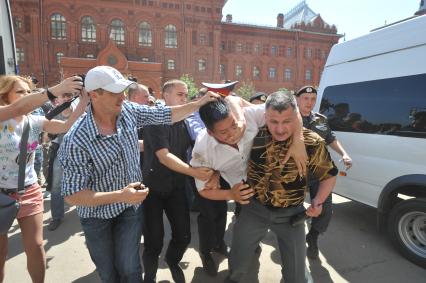 В  Москве на Манежной площади прошел гей - парад. Голубой марш.  28 мая 2011г