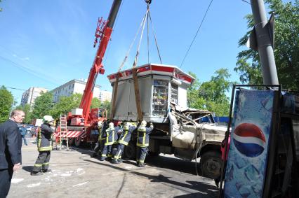 Авария на улице Красноказарменная- грузовик с баллонами протаранил газетный киоск, Москва, 19 мая 2011 года