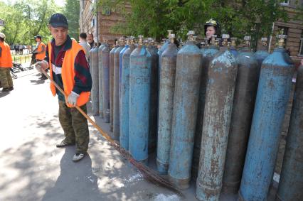 Авария на улице Красноказарменная- грузовик с баллонами протаранил газетный киоск, Москва, 19 мая 2011 года