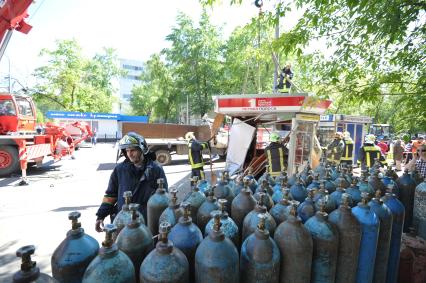 Авария на улице Красноказарменная- грузовик с баллонами протаранил газетный киоск, Москва, 19 мая 2011 года