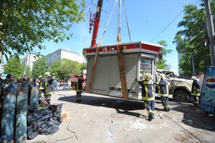 Авария на улице Красноказарменная- грузовик с баллонами протаранил газетный киоск, Москва, 19 мая 2011 года