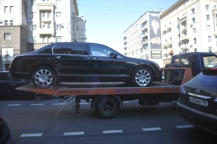 Эвакуатор везет бентли по Тверской улице, Москва, 01 июня 2011 года