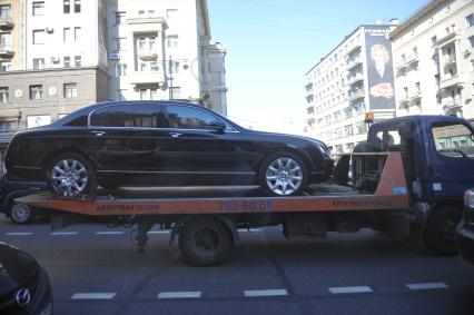 Эвакуатор везет бентли по Тверской улице, Москва, 01 июня 2011 года