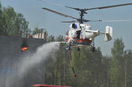 Вертолет  RA - 31060 во время учений МВД и МЧС России в Ногинске. Тушение пожара. 20 мая 2011 г.