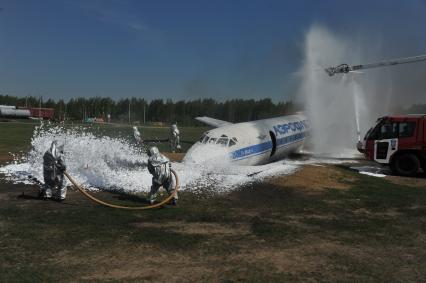 Тушение самолета потерпевшего крушение. Крушение Самолета Ту - 134А-3.  Учения МВД и МЧС России в Ногинске. 20 мая 2011 г.