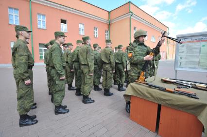 Лефортовская казарма, новобранцы. Военная подготовка.Учения  Разборка и сборка автомата. 24 мая 2011г.