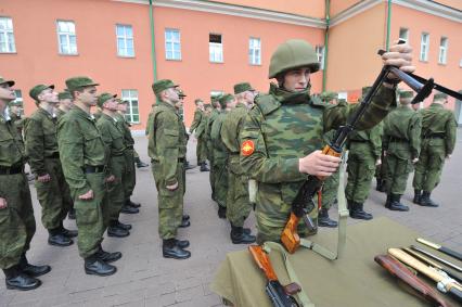Лефортовская казарма, новобранцы. Военная подготовка. Учения Разборка и сборка автомата. 24 мая 2011г.