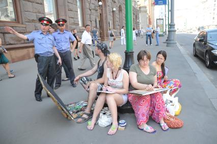 Полиция прогоняет свободных художников. Мольберт. Художники рисуют  картины. 02 июля 2011