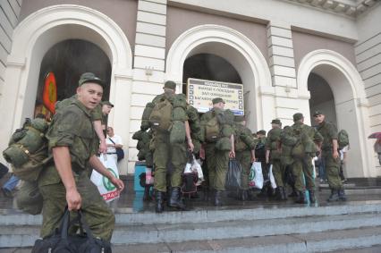 Призывники с коробками и личными вещами идут на вокзал, Москва, 5 июля 2011 года.