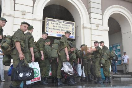 Призывники с коробками и личными вещами идут на вокзал, Москва, 5 июля 2011 года.