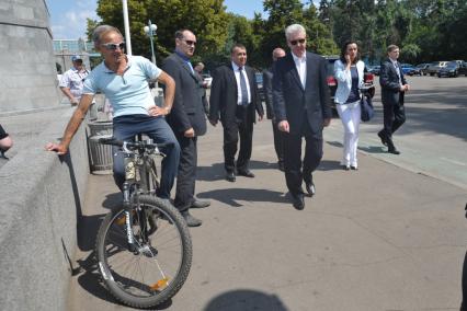 Сергей Собянин на набережной, Москва, 1 июля 2011 года.