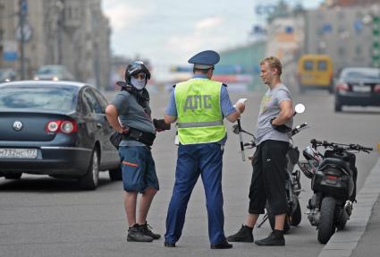 Полицейский на Тверской улице остановил мотоциклистов, Москва, 14 июля 2011 года.