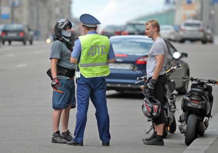 Полицейский на Тверской улице остановил мотоциклистов, Москва, 14 июля 2011 года.