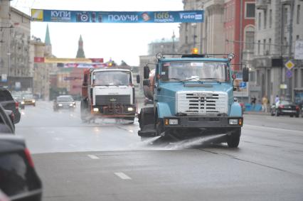 Поливальные машины поливают Тверскую улицу, Москва, 14 июля 2011 года.