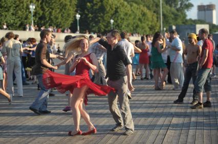 Танцы сальса и бачата на Пушкинской набережной , Москва, 13 июля 2011 года.