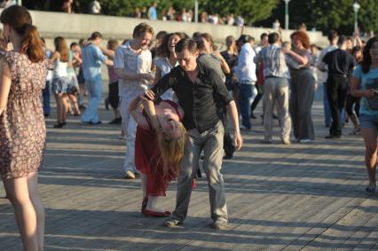 Танцы сальса и бачата на Пушкинской набережной , Москва, 13 июля 2011 года.