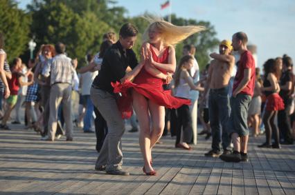 Танцы сальса и бачата на Пушкинской набережной , Москва, 13 июля 2011 года.