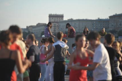 Танцы сальса и бачата на Пушкинской набережной , Москва, 13 июля 2011 года.