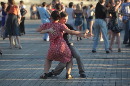 Танцы сальса и бачата на Пушкинской набережной , Москва, 13 июля 2011 года.