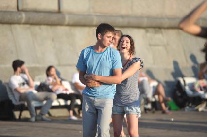 Танцы сальса и бачата на Пушкинской набережной , Москва, 13 июля 2011 года.