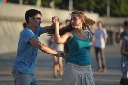 Танцы сальса и бачата на Пушкинской набережной , Москва, 13 июля 2011 года.