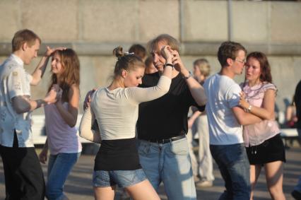 Танцы сальса и бачата на Пушкинской набережной , Москва, 13 июля 2011 года.