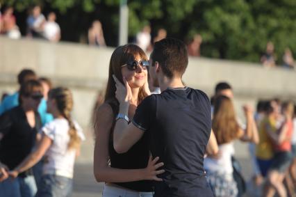 Танцы сальса и бачата на Пушкинской набережной , Москва, 13 июля 2011 года.