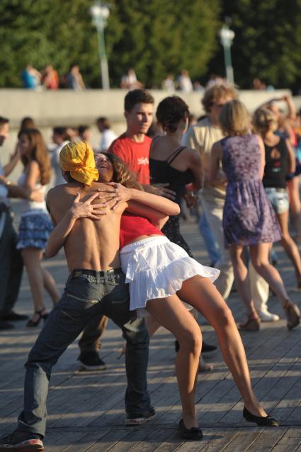 Танцы сальса и бачата на Пушкинской набережной , Москва, 13 июля 2011 года.