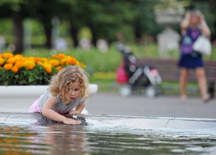 Девочка у фонтана в ЦПКиО им. Горького, Москва, 13 июля 2011 года.