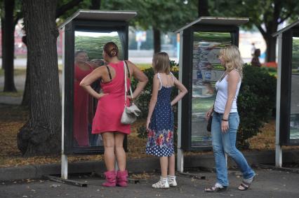 Кривые зеркала на аллее в ЦПКиО им. Горького, Москва, 13 июля 2011 года.