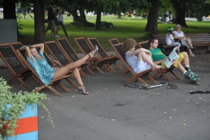 Молодежь отдыхает в шезлонгах в ЦПКиО им. Горького, Москва, 13 июля 2011 года.